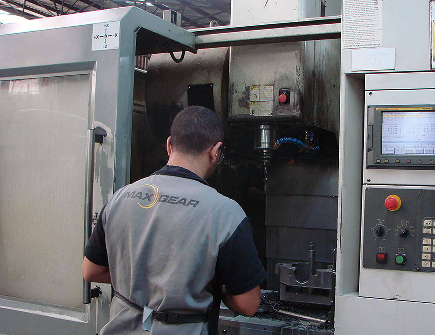Centro de usinagem em operação na Max Gear